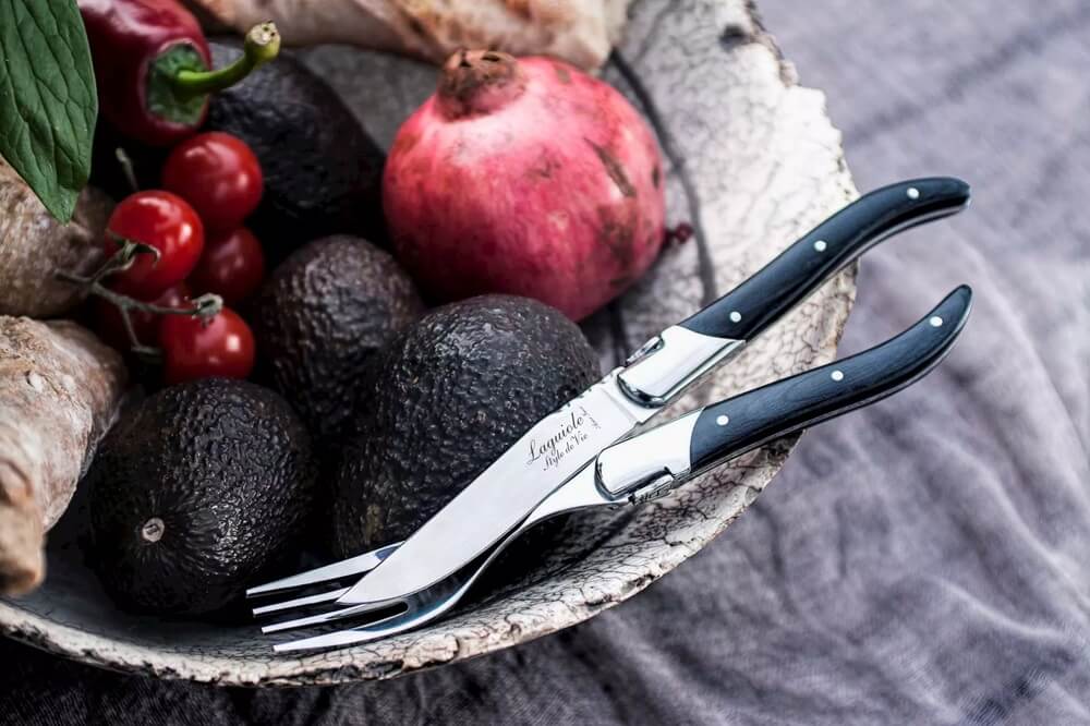 steakovy-pribor-style-de-vie-black-v-kuchyni